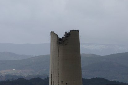 Demolición de las chimeneas de la antigua Central Térmica de Compostilla II de Cubillos del Sil, en León