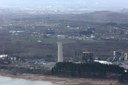 Demolición de las chimeneas de la antigua Central Térmica de Compostilla II de Cubillos del Sil, en León
