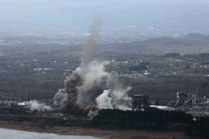 Demolición de las chimeneas de la antigua Central Térmica de Compostilla II de Cubillos del Sil, en León