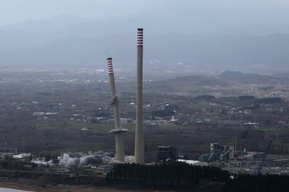 Demolición de las chimeneas de la antigua Central Térmica de Compostilla II de Cubillos del Sil, en León