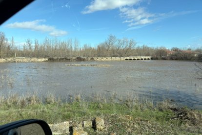 El río Órbigo a su paso por Cebrones del Río en León