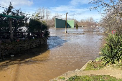 El río Órbigo a su paso por Cebrones del Río en León