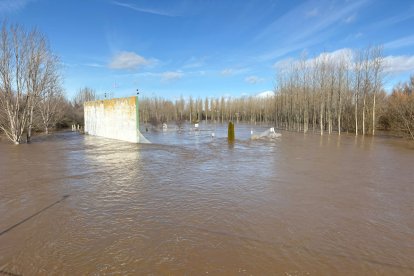 El río Órbigo a su paso por Cebrones del Río en León