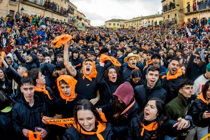 Miles de personas celebran el comienzo del Carnaval del Toro