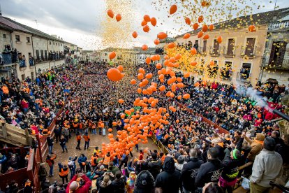 Miles de personas celebran el comienzo del Carnaval del Toro