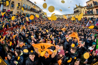 Miles de personas celebran el comienzo del Carnaval del Toro
