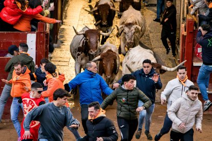 Miles de personas celebran el comienzo del Carnaval del Toro