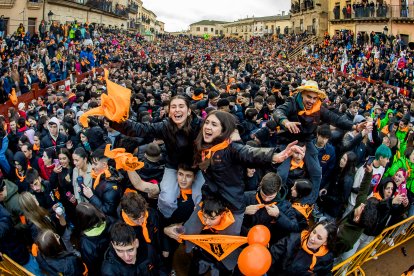 Miles de personas celebran el comienzo del Carnaval del Toro
