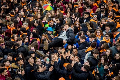 Miles de personas celebran el comienzo del Carnaval del Toro