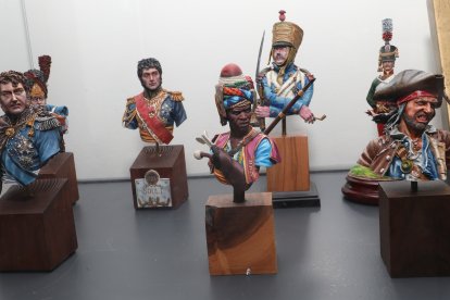 El Ateneo de Palencia acoge una exposición de miniaturas de la Asociación de Miniaturistas Asociados de Palencia