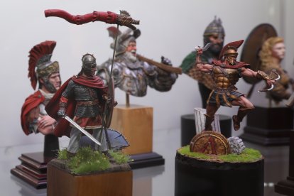 El Ateneo de Palencia acoge una exposición de miniaturas de la Asociación de Miniaturistas Asociados de Palencia