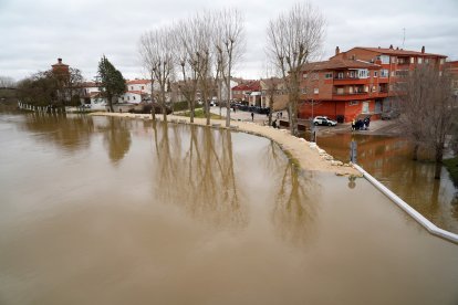 El presidente de la Diputación de Valladolid, Conrado Íscar, y el alcalde de Viana de Cega, Alberto Collantes, visitan las zonas afectadas del municipio y a los vecinos tras el desbordamiento del río Cega.