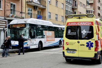 Colisión de un autobús urbano en la Avenida Portugal de Salamanca.