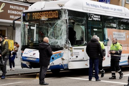 Colisión de un autobús urbano en la Avenida Portugal de Salamanca.