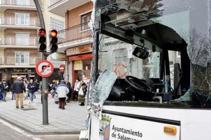 Colisión de un autobús urbano en la Avenida Portugal de Salamanca.