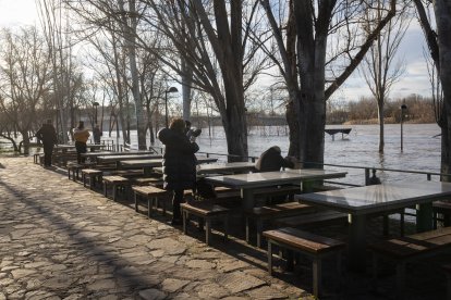 Numerosas personas se acercan a contemplar la crecida del Río Duero a su paso por Zamora