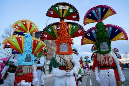 Desfile de los Antruejos Leoneses con representación de distintas zonas de la provincia