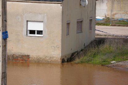 Casas y calles afectadas por la crecida del río Duero en Tudela de Duero