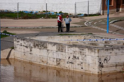 Casas y calles afectadas por la crecida del río Duero en Tudela de Duero