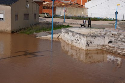 Casas y calles afectadas por la crecida del río Duero en Tudela de Duero