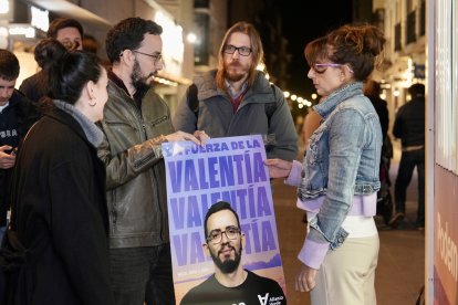 Pegada de carteles de Podemos - Alianza Verde.