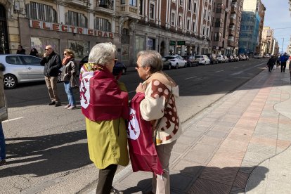La Plataforma en Defensa del Ferrocarril de Vía Estrecha de León se manifiesta por el centro de la capital