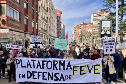 La Plataforma en Defensa del Ferrocarril de Vía Estrecha de León se manifiesta por el centro de la capital