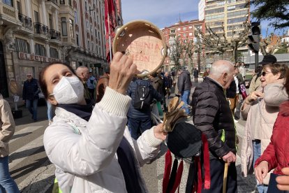 La Plataforma en Defensa del Ferrocarril de Vía Estrecha de León se manifiesta por el centro de la capital