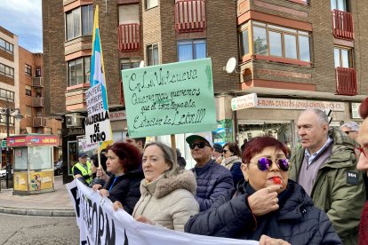 La Plataforma en Defensa del Ferrocarril de Vía Estrecha de León se manifiesta por el centro de la capital