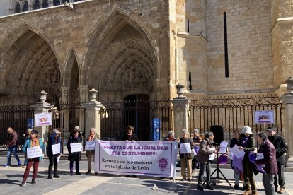 La Revuelta de Mujeres en la Iglesia reclaman igualdad con una dramatización simbólica en la plaza de la catedral de León.
