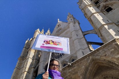 La Revuelta de Mujeres en la Iglesia reclaman igualdad con una dramatización simbólica en la plaza de la catedral de León.