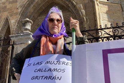 La Revuelta de Mujeres en la Iglesia reclaman igualdad con una dramatización simbólica en la plaza de la catedral de León.