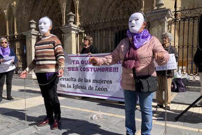 La Revuelta de Mujeres en la Iglesia reclaman igualdad con una dramatización simbólica en la plaza de la catedral de León.
