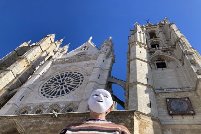 La Revuelta de Mujeres en la Iglesia reclaman igualdad con una dramatización simbólica en la plaza de la catedral de León.