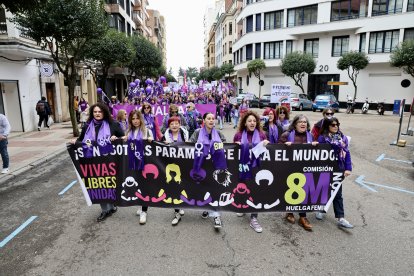 La Comisión 8M organiza una manifestación en León por el Día Internacional de la Mujer.