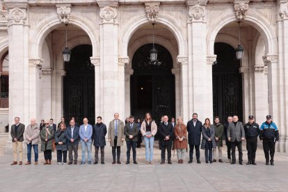 Minuto de silencio en el Ayuntamiento de Valladolid por el incendio con tres víctimas en Miranda de Ebro