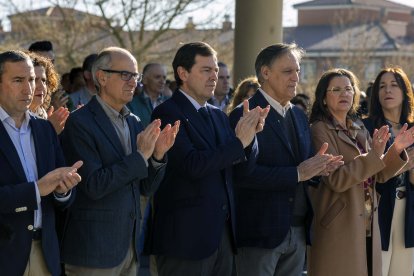 El presidente de la Junta de Castilla y León, Alfonso Fernández Mañueco, participa en el minuto de silencio por el caso de violencia machista en Miranda de Ebro.