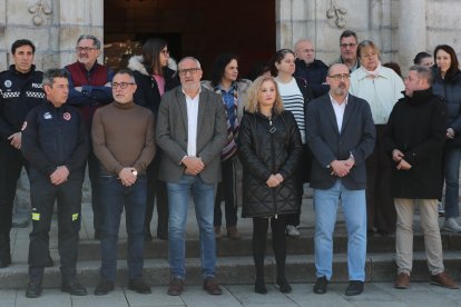 Minuto de silencio en el Ayuntamiento de Ponferrada por la muerte de tres mujeres en Miranda de Ebro (Burgos)