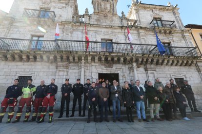 Minuto de silencio en el Ayuntamiento de Ponferrada por la muerte de tres mujeres en Miranda de Ebro (Burgos)