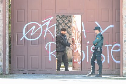 Entrega de las llaves del convento de las exmonjas de Belorado a la autoridad judicial por parte de sus representantes legales.
