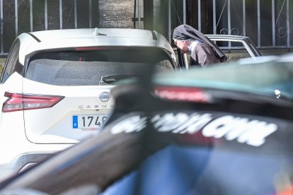 Entrega de las llaves del convento de las exmonjas de Belorado a la autoridad judicial por parte de sus representantes legales.