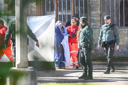 Entrega de las llaves del convento de las exmonjas de Belorado a la autoridad judicial por parte de sus representantes legales.