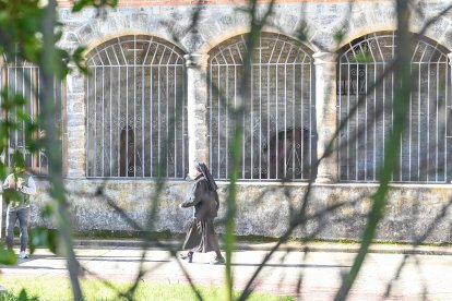 Entrega de las llaves del convento de las exmonjas de Belorado a la autoridad judicial por parte de sus representantes legales.