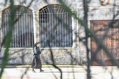 Entrega de las llaves del convento de las exmonjas de Belorado a la autoridad judicial por parte de sus representantes legales.