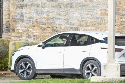 Entrega de las llaves del convento de las exmonjas de Belorado a la autoridad judicial por parte de sus representantes legales.