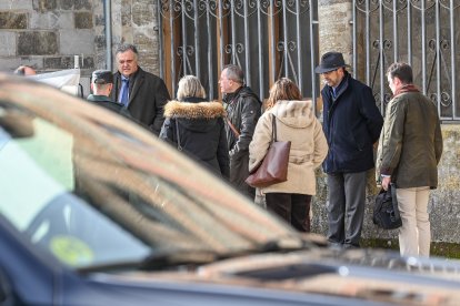 Entrega de las llaves del convento de las exmonjas de Belorado a la autoridad judicial por parte de sus representantes legales.