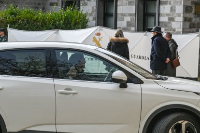 Entrega de las llaves del convento de las exmonjas de Belorado a la autoridad judicial por parte de sus representantes legales.