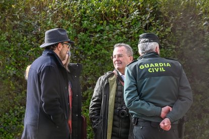 Entrega de las llaves del convento de las exmonjas de Belorado a la autoridad judicial por parte de sus representantes legales.