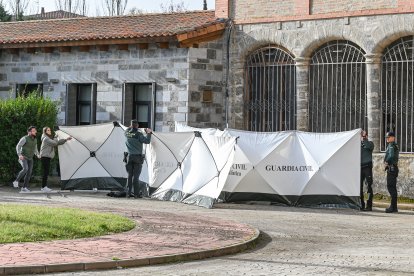 Entrega de las llaves del convento de las exmonjas de Belorado a la autoridad judicial por parte de sus representantes legales.