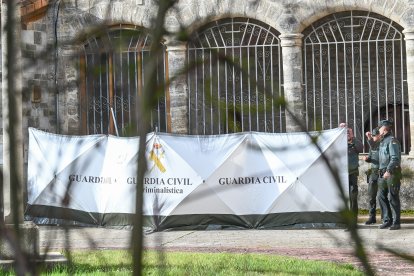 Entrega de las llaves del convento de las exmonjas de Belorado a la autoridad judicial por parte de sus representantes legales.